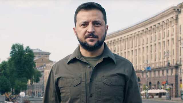 Мы умнее на одну книгу, – Зеленский назвал важное преимущество Украины над врагом