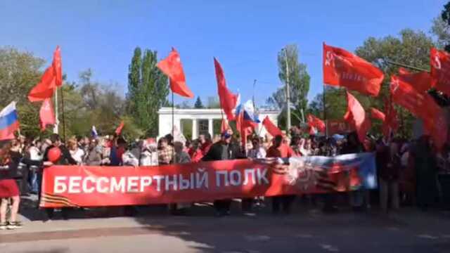 Едва собрали людей: в оккупированном Херсоне россияне провели собрание с триколорами