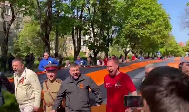 Главарь "ДНР" Пушилин устроил шествие на 9 мая в разбомбленном Россией Мариуполе