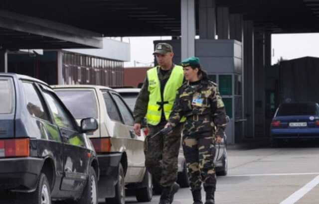 Во Львове мужчина брал 7 000 долларов за незаконное пересечение границы