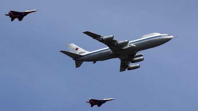 "Його попередили": Жданов пояснив, чому Путін прибрав з параду літак "судного дня"