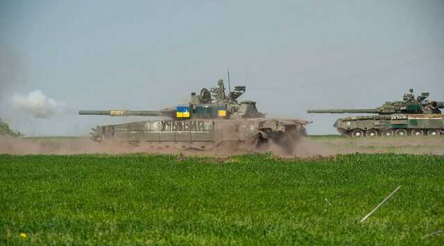 Бойцы 93-й ОМБр устроили военный «парад» на трофейных танках оккупантов