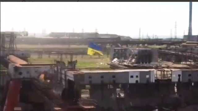 В сети показали украинский флаг, развевающийся над обстреливаемой «Азовсталью»