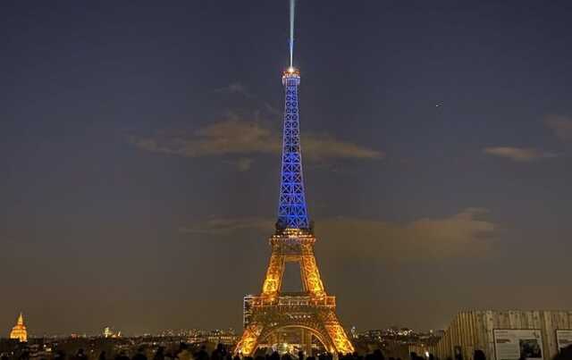 Эйфелеву башню "окрасили" в цвета украинского флага