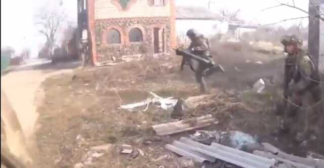 Уличный бой в Мариуполе сняли на камеру