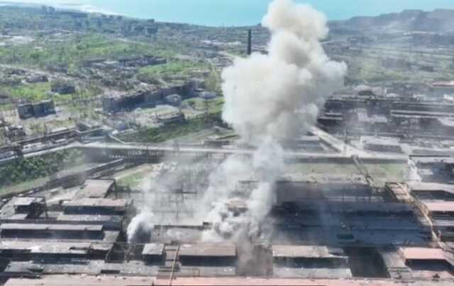 Оккупанты бомбят "Азовсталь": Опубликовано новое видео из Мариуполя