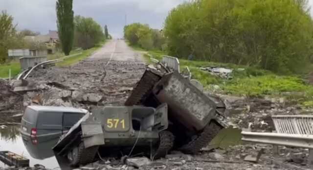 Оккупанты на бронетехнике свалились в реку, не заметив разрушенный мост
