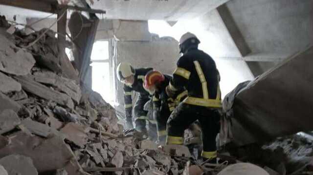 Из-за российских обстрелов спасатели в Луганской области не могут достать людей из-под завалов