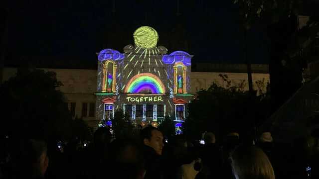 "Мы с Украиной!" В Болгарии прошло трогательное лазерное шоу