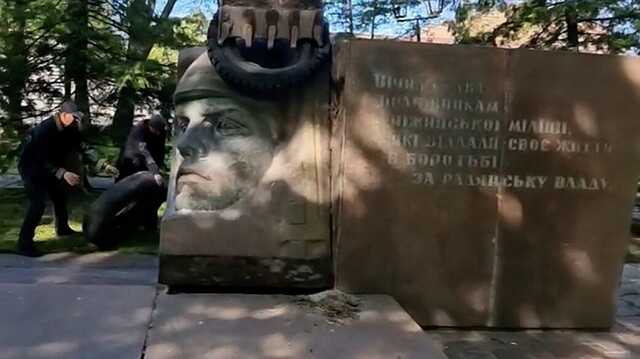 В Нежине сносят памятник советским милиционерам, которые пытались подавить голодный бунт селян