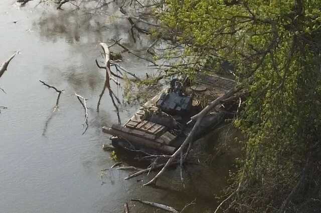 "Бежали вплавь": ВСУ показали уничтожение переправы и техники оккупантов под Луганском
