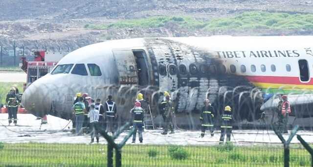 В Китае в аэропорту загорелся самолет, пострадали десятки людей