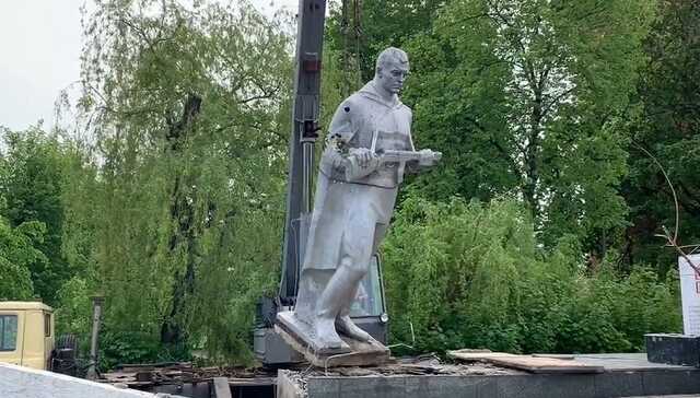 В Червонограде на Львовщине снесли советский памятник: стелу оставили
