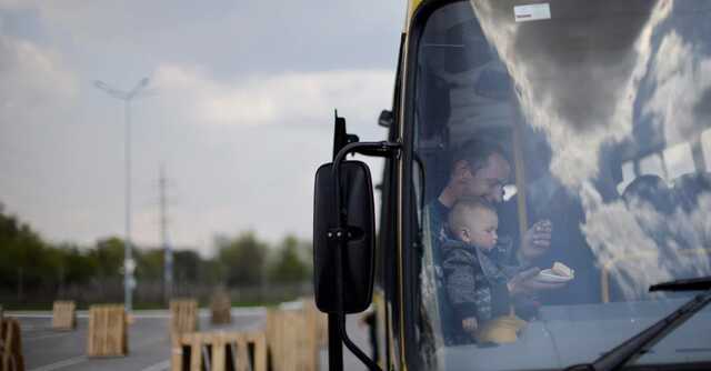 Огромную колонну с эвакуированными мариупольцами наконец-то пропустили в Запорожье