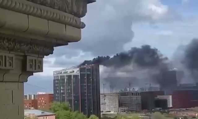 В Москве вспыхнул бизнес-центр DM-Tower, валит черный дым