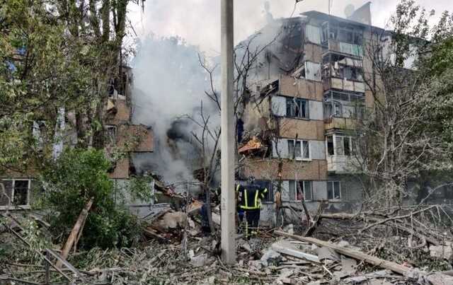 В Бахмуте обстрелом разрушена многоэтажка: тяжело ранена девочка, есть погибший