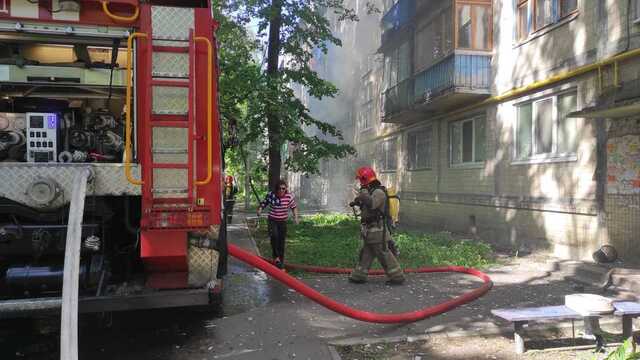 В Киеве горит жилой дом: спасатели локализовали пожар