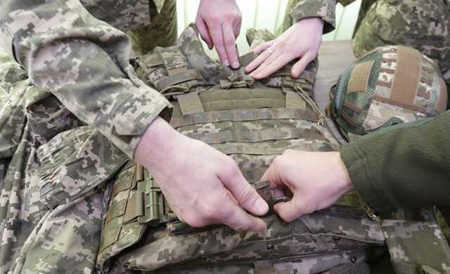 В "Эпицентре" продавались бронежилеты, которые волонтеры бесплатно передавали армии