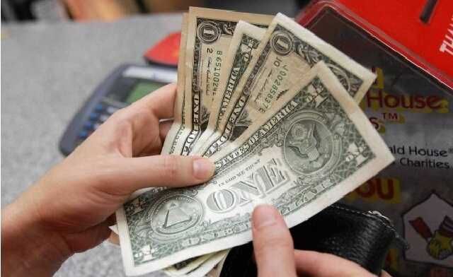 Ажиотажный спрос: курс на "черном" рынке превысил 35 UAH/USD