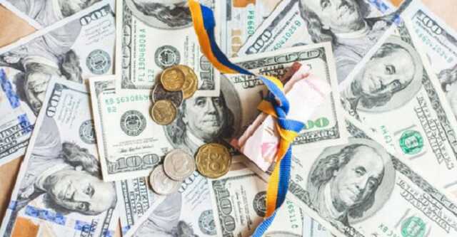 Банки зрівняли з обмінниками: НБУ пояснив відпускання курсу на продаж валюти