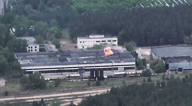 Украинские артиллеристы вчера уничтожили автопарк техники россиян в Луганской области