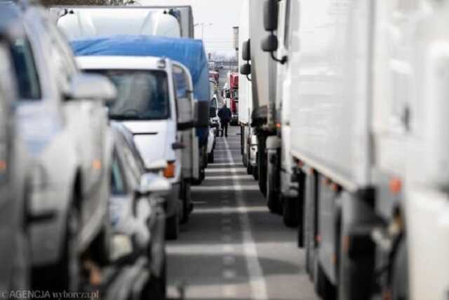 На границе образовались многокилометровые очереди из “евроблях“