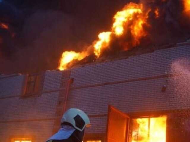 Оккупанты обстреляли Харьковщину: горели дома и кафе, поврежден храм