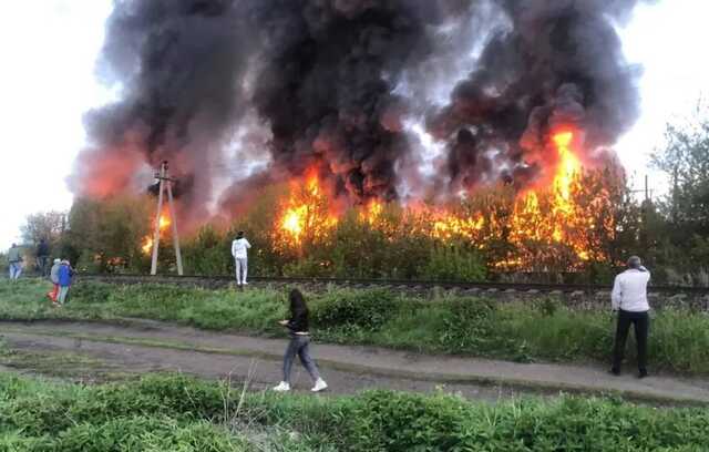 В России произошел мощный пожар на элеваторе: поднялась стена огня и дыма