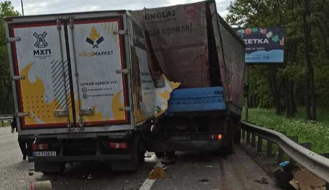 Под Киевом грузовик на скорости протаранил припаркованную фуру