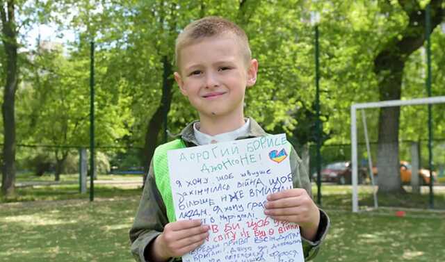 Мальчик, который потерял родителей в Мариуполе, написал трогательное письмо Борису Джонсону