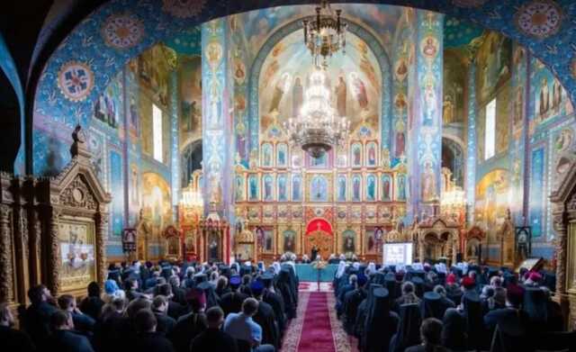 УПЦ МП официально отреклась от РПЦ: решение собора