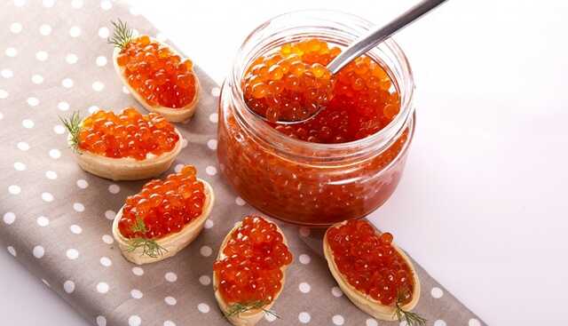 На прилавке московского супермаркета заметили муляжи красной икры