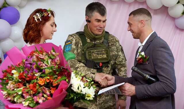 Освобожденный из плена украинский боец с острова Змеиный женился: сеть растрогала история