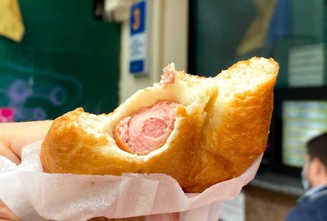 В Киеве заметили огромную очередь за столичным "деликатесом": за чем стоят люди