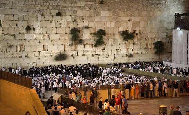 В Иерусалиме произошли столкновения у Стены Плача: полицейских забрасывали камнями