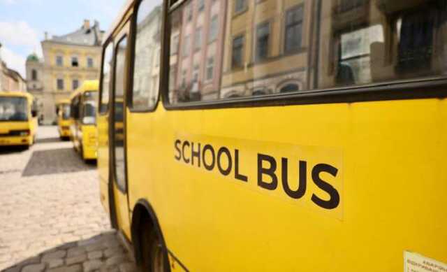 В центре Львова выставили пустые школьные автобусы в память о погибших детях