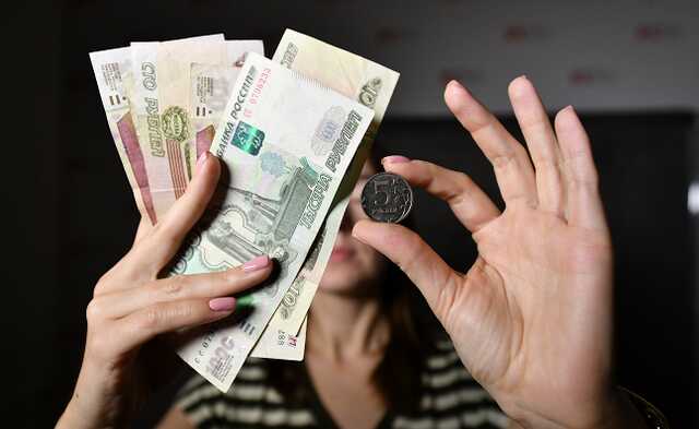 В России вычитают с зарплат принудительную «помощь Донбассу». Россияне очень недовольны