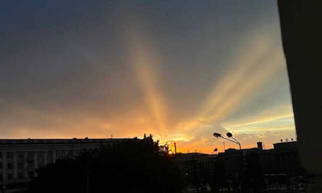 Днепр залило ливнем и засыпало градом. Потом был фантастический закат с радугой