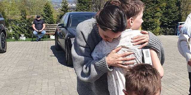 Анджелина Джоли носит кольцо с картой Украины