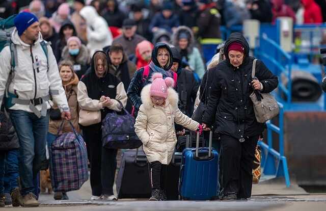 Польша отменит выплаты украинским беженцам: вместо денег предложат работу