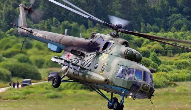 Под обстрелами и с одним двигателем: пилот рассказал об опасных полетах в "Азовсталь"