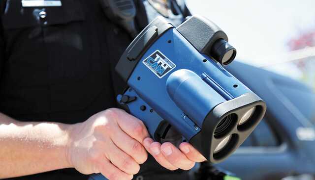 Полицейским нельзя держать радар TruCAM в руках – решение суда