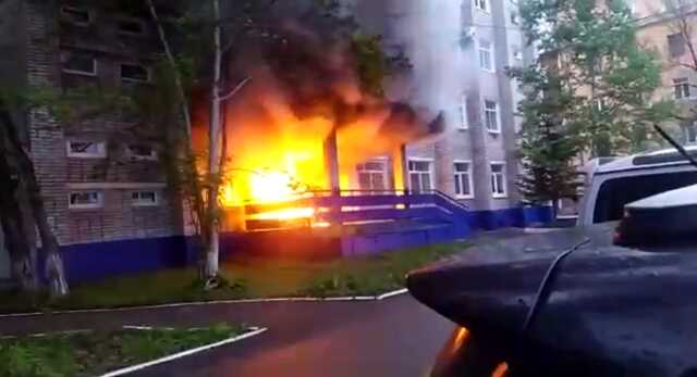 В России мужчина поджег отделение Росгвардии, поднялась стена огня