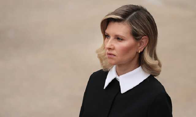 Прикрывалась руками и плакала: Елена Зеленская в траурном костюме едва не разрыдалась