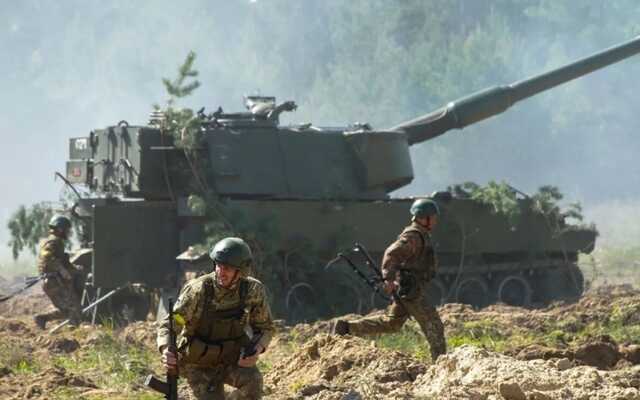 Украинские артиллеристы показали, как горит техника врага