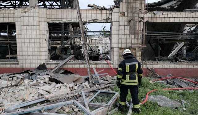 Утренний удар по Киеву. Фоторепортаж с обстрелянного ДВРЗ