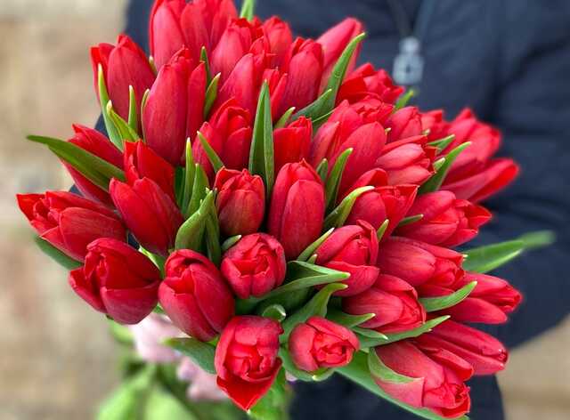 Российские пенсионерки устроили эпичную битву за бесплатные тюльпаны