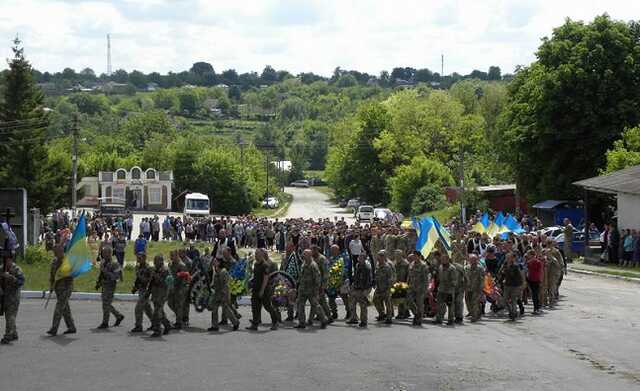 «Осиротело пятеро детей»: украинского героя провели в последний путь