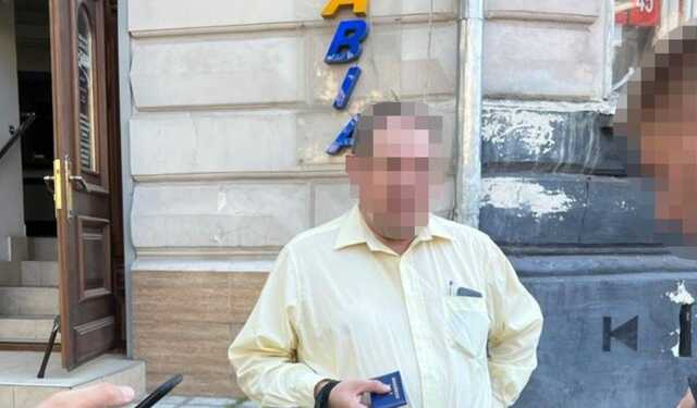 Во Львове глава общественной организации вымогал взятку за документы волонтера