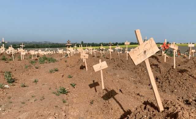 "Запах смерти повсюду": СМИ показали место массового захоронения в Мариуполе